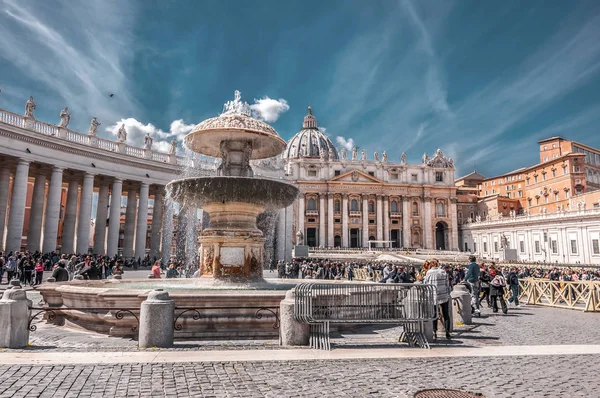 Catedral de San Pedro en la Ciudad del Vaticano, el corazón del católico Chris —  Fotos de Stock