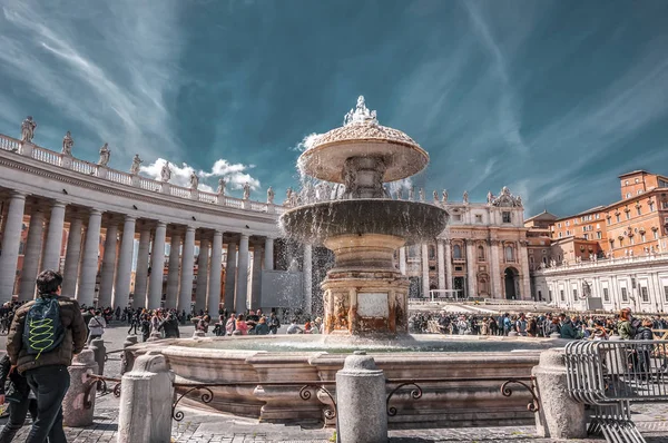 Catedral de San Pedro en la Ciudad del Vaticano, el corazón del católico Chris —  Fotos de Stock