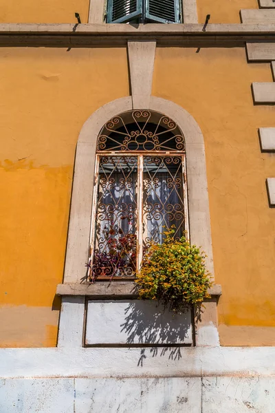 Hermosa ventana italiana en forma de arco —  Fotos de Stock