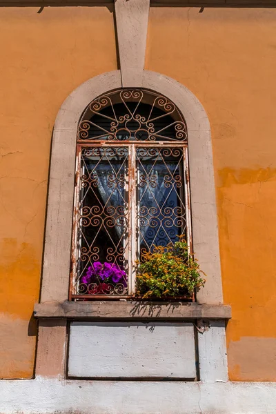 Prachtige boogvormige Italiaanse venster — Stockfoto