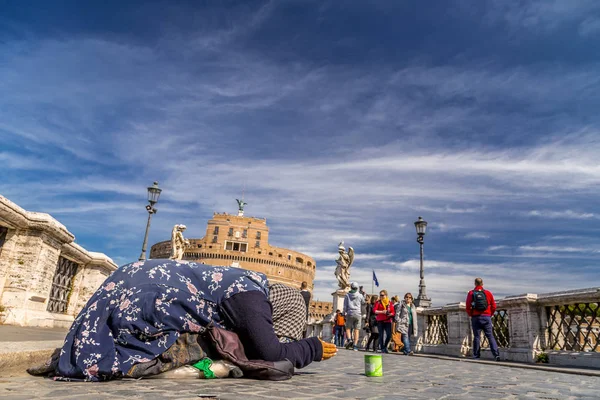 Velha mendiga implorando por dinheiro nas ruas de Roma — Fotografia de Stock