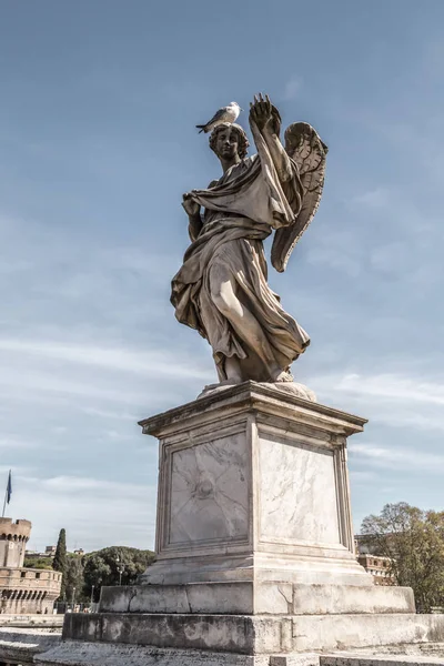 Antike engelskulptur in rom, italien — Stockfoto