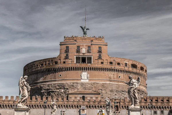 Castel Sant'Angelo, medieval castle along the Tiber River in Rom — Stock Photo, Image