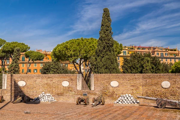 Castillo Sant 'Angelo, castillo medieval a lo largo del río Tíber en Rom — Foto de Stock