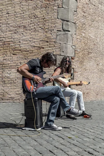 Музыкальная группа выступает с публичным концертом в Риме — стоковое фото