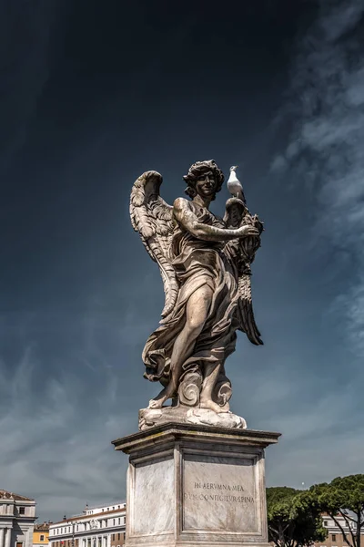 Antike engelskulptur in rom, italien — Stockfoto
