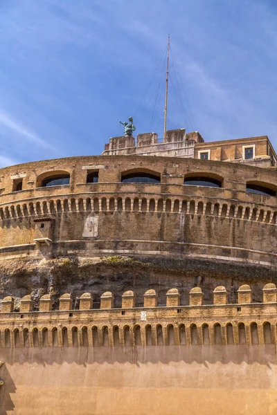 Castillo Sant 'Angelo, castillo medieval a lo largo del río Tíber en Rom —  Fotos de Stock