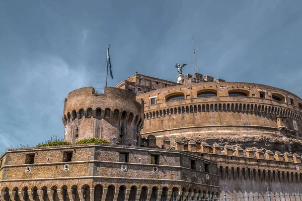 Castel Sant'Angelo, medieval castle along the Tiber River in Rom — Stock Photo, Image