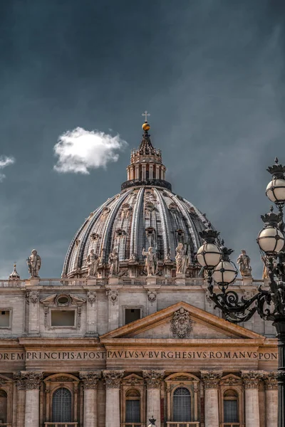 Cattedrale di San Pietro a Città del Vaticano, il cuore del cattolico Chris — Foto Stock