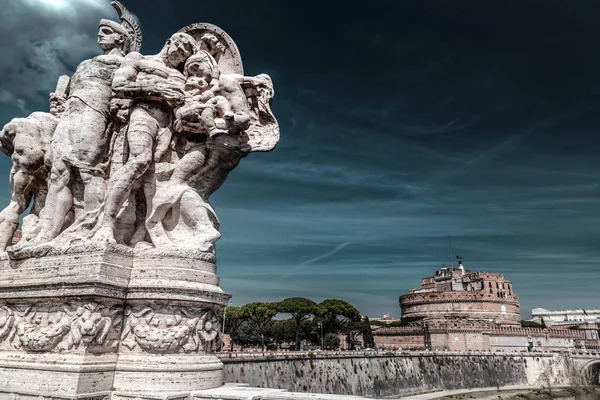 Estatua italiana contra el Museo Nacional de Sant 'Angelo —  Fotos de Stock