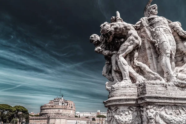 Italienische Statue gegen das Nationalmuseum Sant 'angelo — Stockfoto