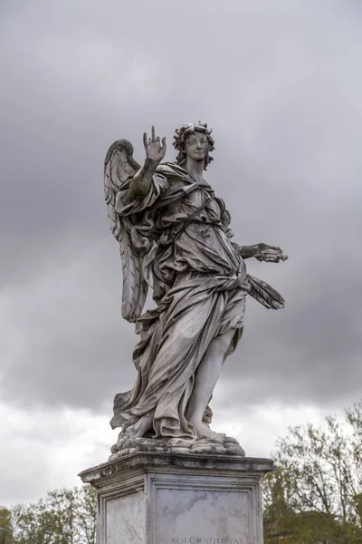 Antike engelskulptur in rom, italien — Stockfoto