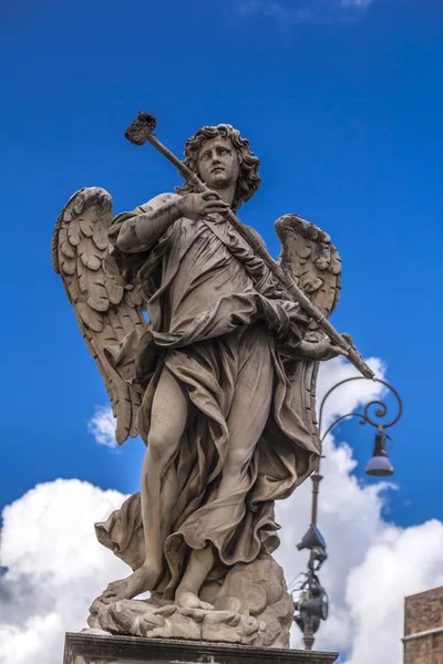 Escultura de ángel antiguo en Roma, Italia — Foto de Stock