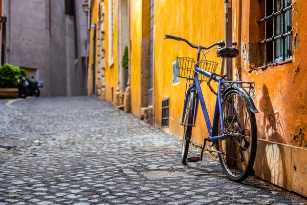 Bicicleta retro aparcada en Roma —  Fotos de Stock