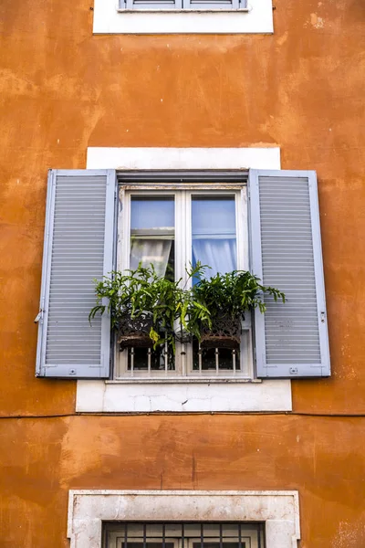 Красиве італійське вікно — стокове фото