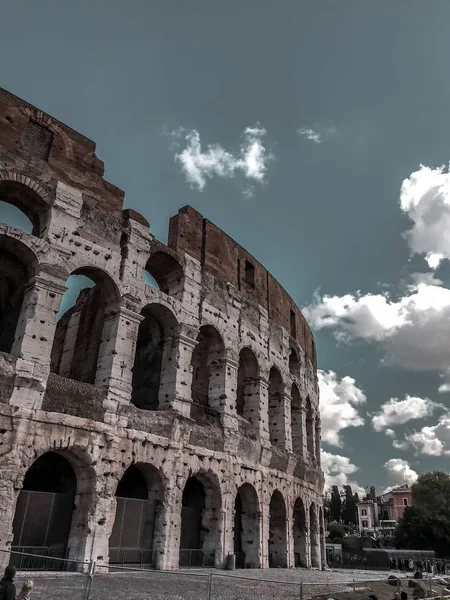 Exteriör utsikt över Roms antika romerska Colosseum — Stockfoto