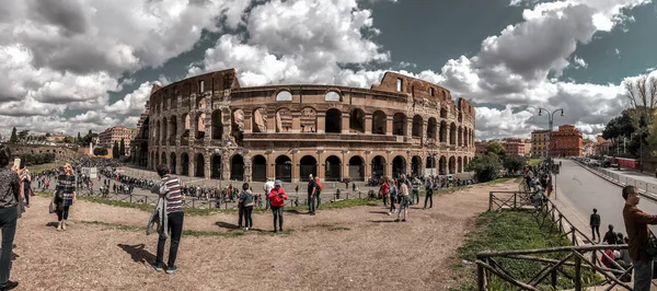 Az ókori római Colosseum külső nézete Rómában — Stock Fotó