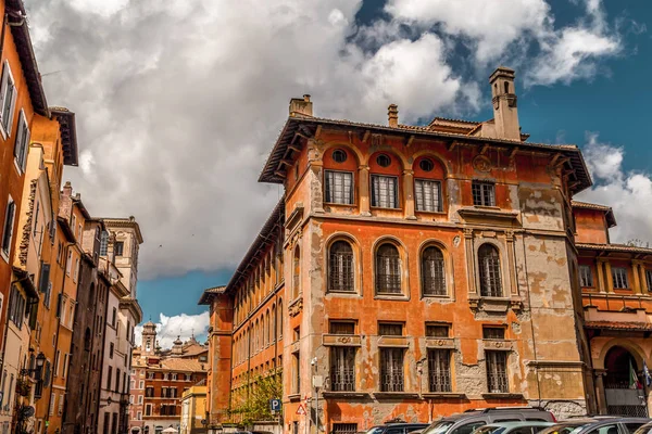 Paisaje urbano y arquitectura genérica de Roma, la italiana — Foto de Stock