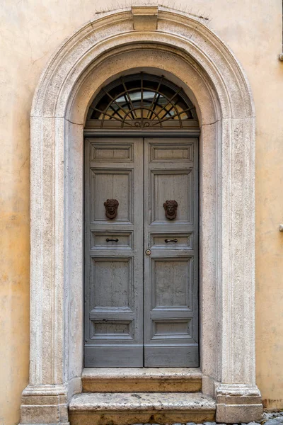 오래 되 고 아름 다운 화려한 문 — 스톡 사진