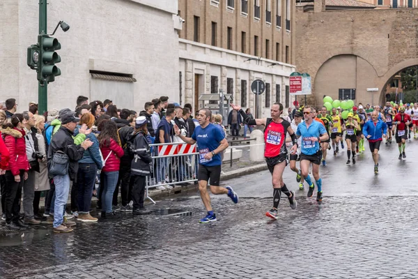 Läufer auf dem Petersplatz, vatican — Stockfoto