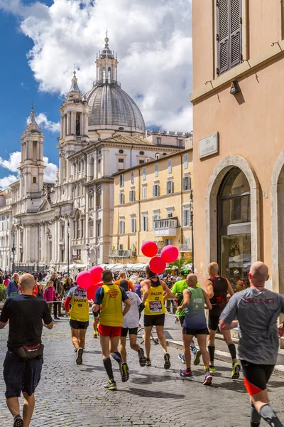 Läufer rund um den Platz von Navona in Rom. — Stockfoto