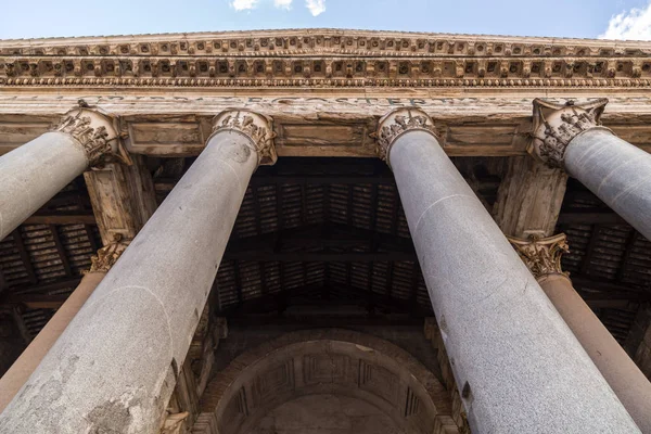 Vista exterior del Panteón histórico en Roma, Italia — Foto de Stock
