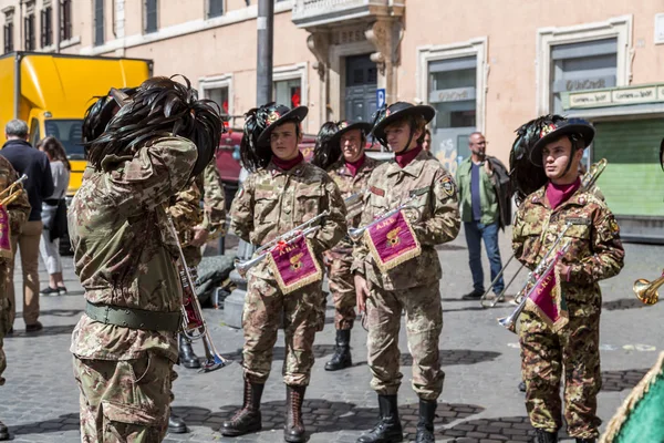 La banda del ejército Bersaglieri en Roma —  Fotos de Stock