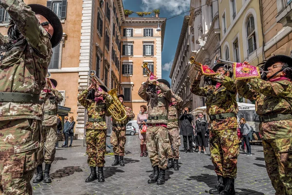 La banda dell'Esercito Bersaglieri a Roma — Foto Stock