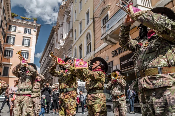 La banda del ejército Bersaglieri en Roma —  Fotos de Stock