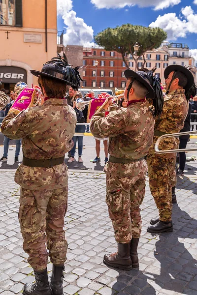 La banda del ejército Bersaglieri en Roma —  Fotos de Stock