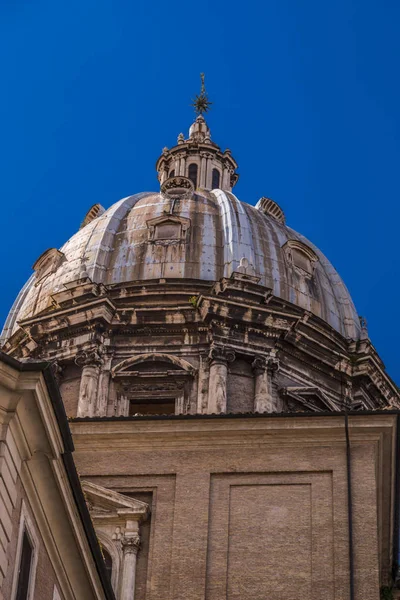 Bela cúpula da igreja em Roma — Fotografia de Stock