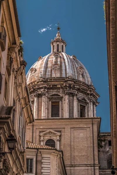 Beautiful church dome in Rome — Stock Photo, Image