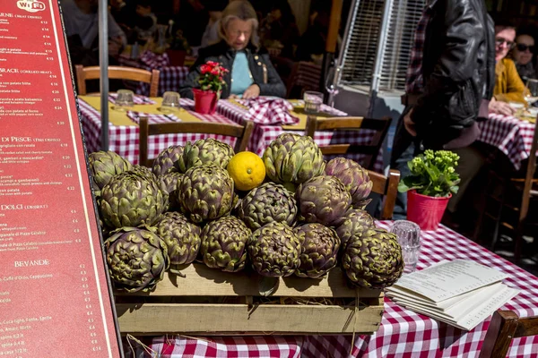 Hög med italienska kronärtskocka grödor — Stockfoto