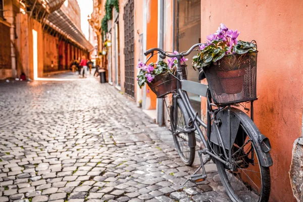 Retro fiets geparkeerd in Rome — Stockfoto