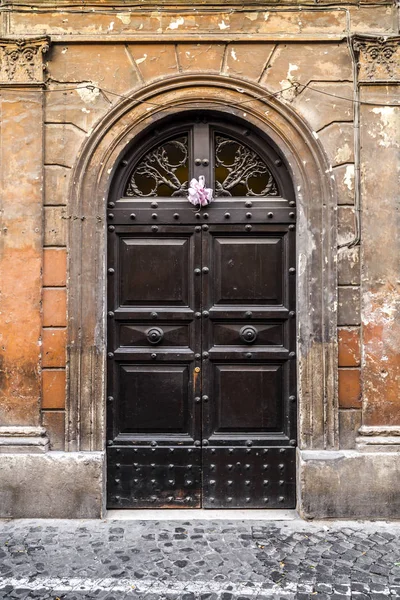 Old and beautiful ornate door — Stock Photo, Image