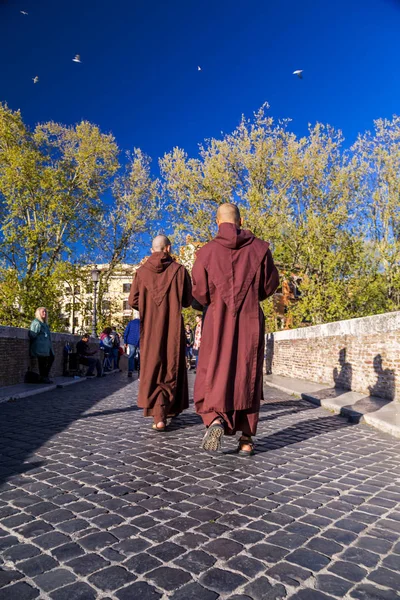 两个年轻的藏族僧侣走在罗马的街道上 — 图库照片