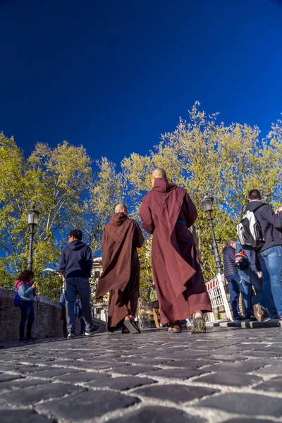 Два молодых тибетских монаха идут по улицам Рима — стоковое фото