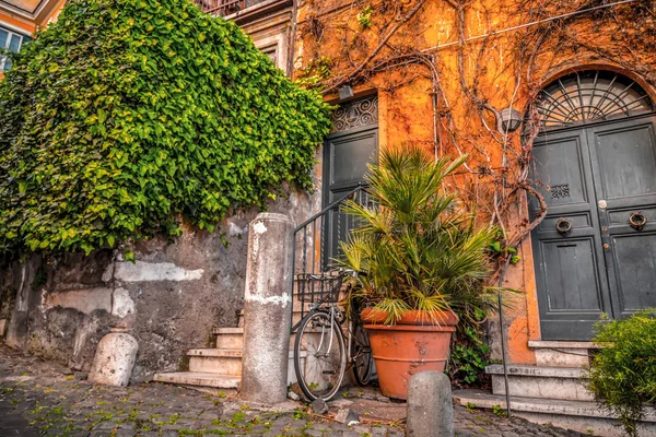 Vue pittoresque sur la rue à Trastevere, Rome — Photo
