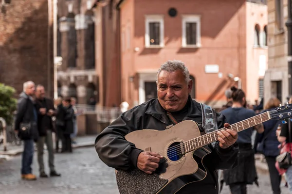 Músico callejero tocando una guitarra — Foto de Stock