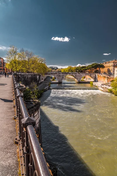 Vista sobre Tiber River Roma, Itália — Fotografia de Stock