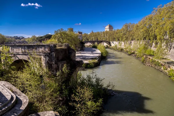 Blick auf tiber river rom, italien — Stockfoto