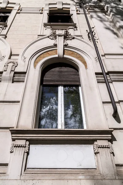 Prachtige boogvormige Italiaanse venster — Stockfoto