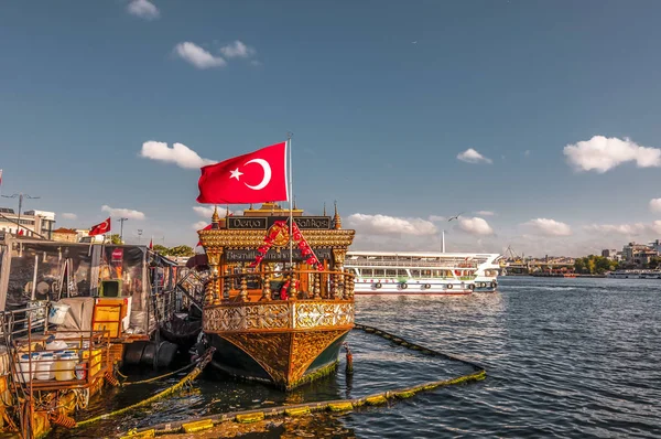 Barcos de pesca em Eminonu, Istambul — Fotografia de Stock