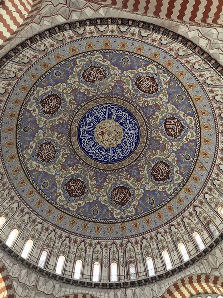 Detalhe dos ornamentos interiores da Mesquita Selimiye — Fotografia de Stock