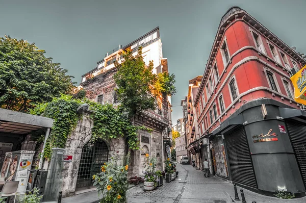 Gatuvy från stadsdelen Karakoy i Beyoglu, Istanbul — Stockfoto