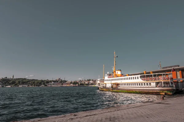 Ferry dock em Karakoy, Beyoglu, Istambul — Fotografia de Stock