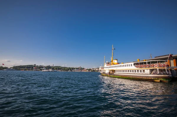 Ferry dock em Karakoy, Beyoglu, Istambul — Fotografia de Stock