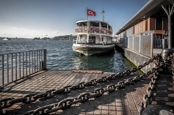 Ferry dock em Karakoy, Beyoglu, Istambul — Fotografia de Stock