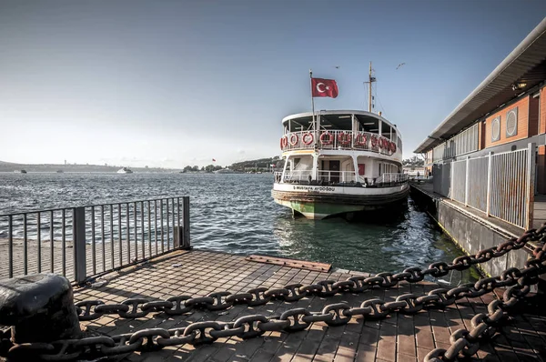 Ferry dock em Karakoy, Beyoglu, Istambul — Fotografia de Stock