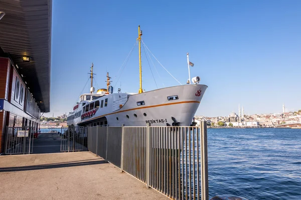 Ferry dock em Karakoy, Beyoglu, Istambul — Fotografia de Stock